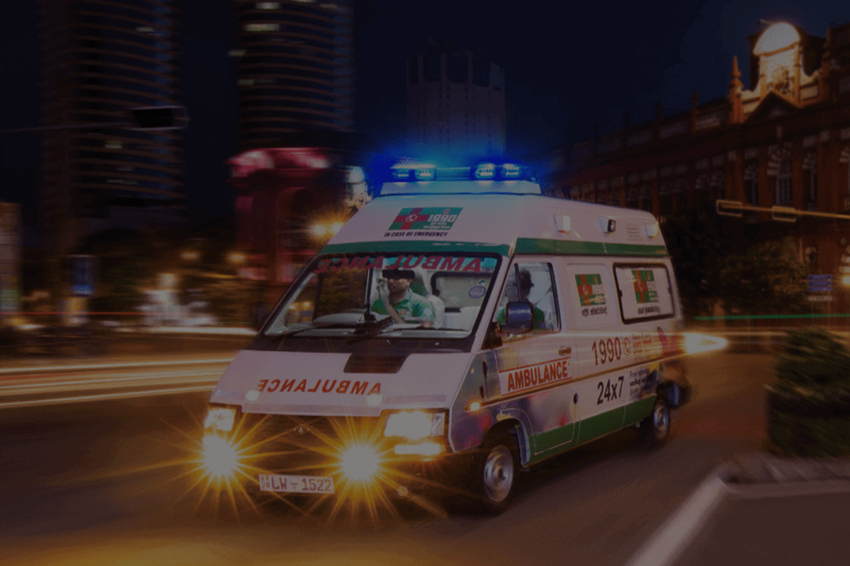யாழில் தாக்குதலுக்கு உள்ளான நோயாளர் காவு வண்டி பணியாளர்கள் | Ambulance Employees Attacked In Mangulam