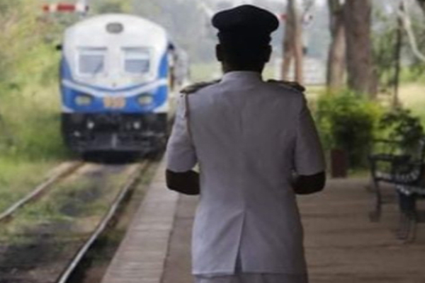 இராணுவத்தினருக்கு ஓட்டுநர் பயிற்சி : எதிர்த்து நள்ளிரவு முதல் தொடருந்து சாரதிகள் வேலைநிறுத்தம் | Train Drivers To Strike From Midnight Today இராணுவத்தினருக்கு ஓட்டுநர் பயிற்சி : எதிர்த்து நள்ளிரவு முதல் தொடருந்து சாரதிகள் வேலைநிறுத்தம் | Train Drivers To Strike From Midnight Today