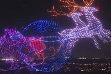 வானத்தில் இரவு நேரத்தில் பறந்த கிறிஸ்துமஸ் தாத்தா... வைரல் வீடியோ