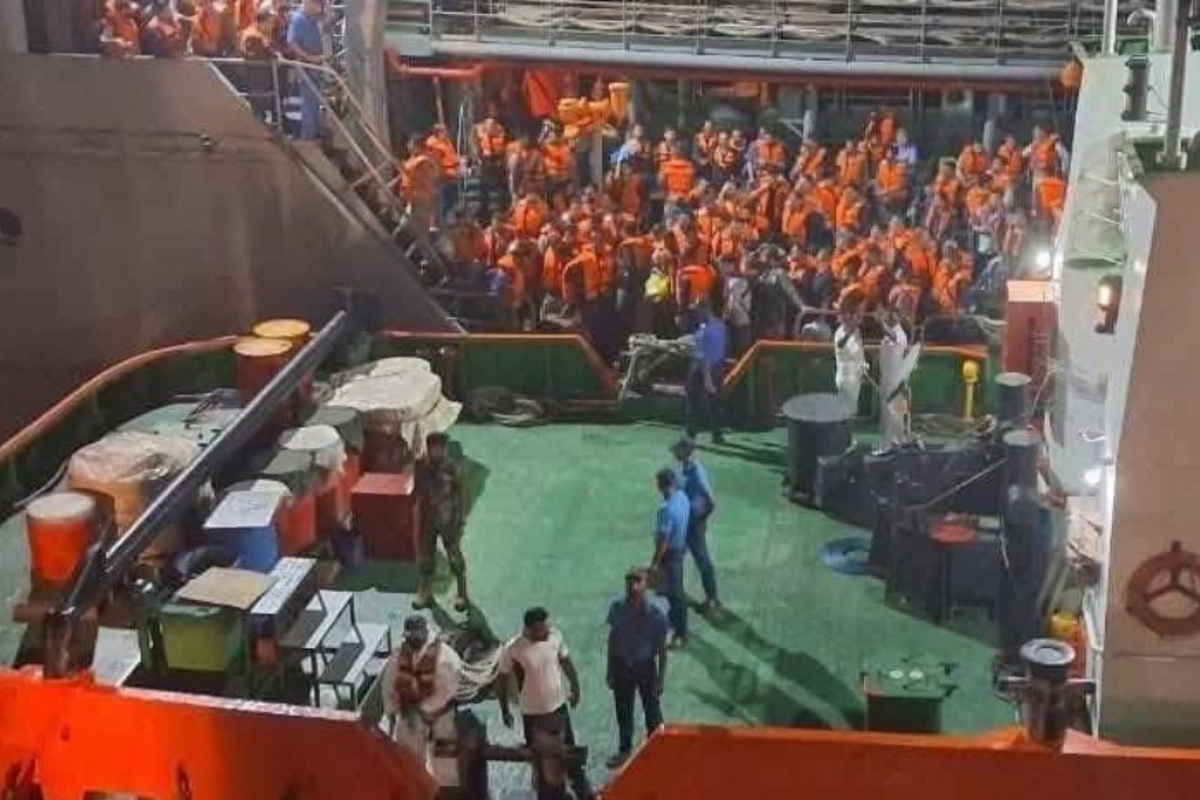 ஈரானிய போர்க்கப்பலில் இருந்து மீட்கப்பட்ட 204 பேர் கொழும்பிற்கு வருகை | Crew Of Iris Bushehr Ship Arrives At Colombo Port