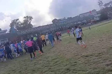 පාපන්දු තරගයේ ගුටිබැට හුවමාරුවක් - විසදන්න පොලිසියත් එයි
