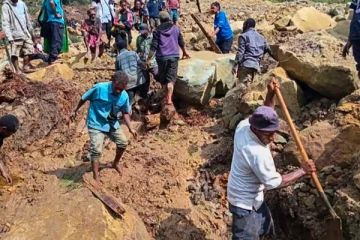 மண்சரிவில் புதைந்து பல நாட்களின் பின் சடலமாக மீட்கப்பட்ட 7 வயது மாணவி ; காட்டிக்கொடுத்த நாய்