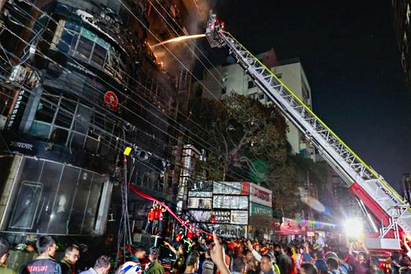 பங்களாதேஷ் கட்டிடத்தில் ஏற்பட்ட தீ விபத்தில் 43 பேர் பலி | Fire Accident In Bangaladesh