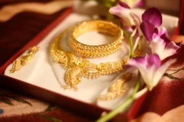 வரலாறு காணாத புதிய உச்சம் - கலங்க வைக்கும் தங்கம்!