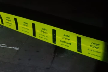 வவுனியாவில் அடி காயங்களுடன் ஆண் ஒருவரின் சடலம் மீட்பு (PHOTOS)