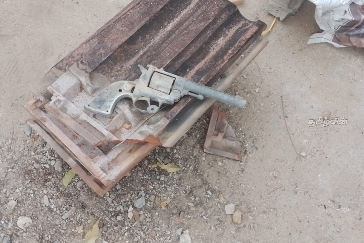 யாழ்ப்பாணத்தில் கைத்துப்பாக்கி மீட்பு! பொலிஸார் தீவிர விசாரணை | Handgun Recovered In Jaffna யாழ்ப்பாணத்தில் கைத்துப்பாக்கி மீட்பு! பொலிஸார் தீவிர விசாரணை | Handgun Recovered In Jaffna