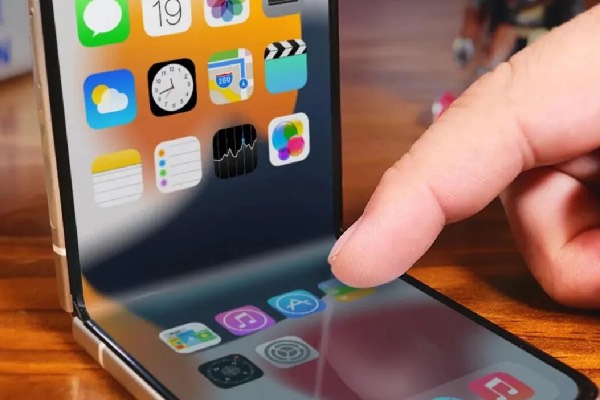 2026-ல் மடிக்கக்கூடிய iPhone: ஆப்பிளின் ரகசிய சோதனைகள் அம்பலம்! | Foldable Iphone Leaks Display Sizes Revealed