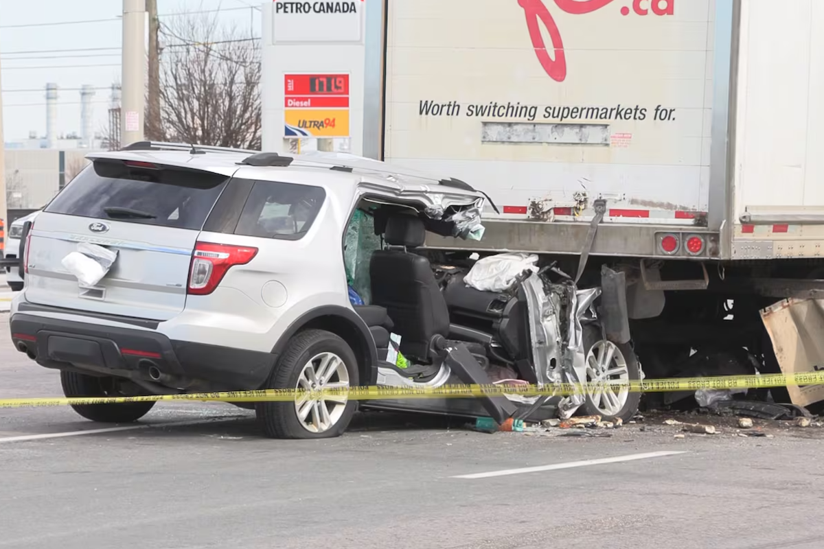 பிராம்ப்டனில் இடம்பெற்ற கோர விபத்து: ஒருவர் பலி | Man Dead Woman In Critical Condition