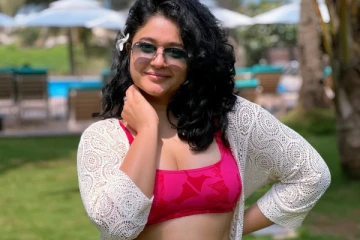 39 வயதிலும் இவ்ளோ கவர்ச்சியா.. பூனம் பஜ்வா ஹாட் போஸ்