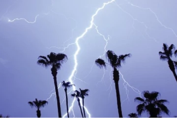 முல்லைத்தீவில் மின்னல் தாக்கி மூவர் காயம்