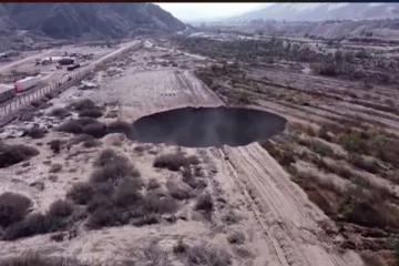 நாடொன்றில் திடீரென உருவான பிரம்மாண்ட பள்ளம்!