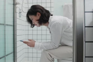 டாய்லெட்டில் மொபைல் அதிகமாக பயன்படுத்துறீங்களா? இந்த ஆபத்து ஏற்படுமாம்