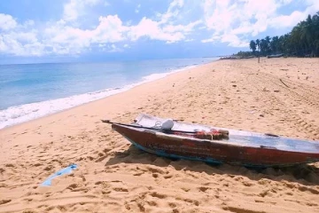 களுத்துறை கடற்கரையில் இருந்து கரை ஒதுங்கிய மர்மப் பொதி ; தீவிர விசாரணையில் பொலிஸார்