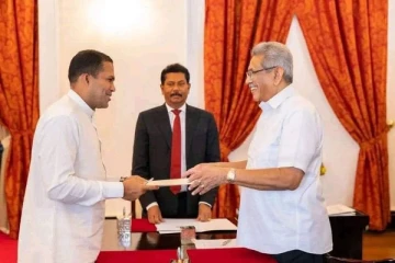 அமைச்சுப் பதவி ஏற்றுக் கொண்ட ஹரினின் இரட்டை வேசம் புகைப்படத்துடன் அம்பலம்!