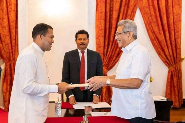 அமைச்சுப் பதவி ஏற்றுக் கொண்ட ஹரினின் இரட்டை வேசம் புகைப்படத்துடன் அம்பலம்! - ஐபிசி தமிழ்