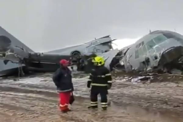 ஓடுபாதையில் இருந்து விலகி விபத்துக்குள்ளான விமானம் ; பரிதாபமாக உயிரிழந்த 20 பேர் | Plane Skids Off Runway Crashes 20 Dead ஓடுபாதையில் இருந்து விலகி விபத்துக்குள்ளான விமானம் ; பரிதாபமாக உயிரிழந்த 20 பேர் | Plane Skids Off Runway Crashes 20 Dead