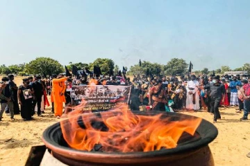 முள்ளிவாய்க்கால் நினைவுத்தூபியில் சுடர் ஏற்றி  கறுப்புக்கொடி ஏந்தி போராட்டம் !