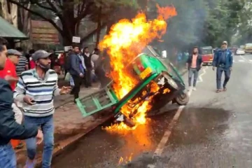 நுவரெலியாவில் திடீரென தீப்பிடித்து எரிந்த முச்சக்கரவண்டி(Video)