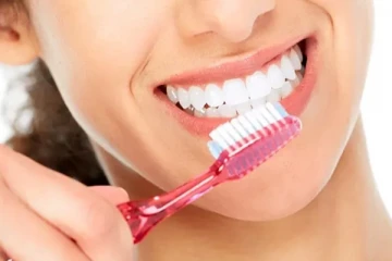 நீங்கள் பயன்படுத்தும் டூத்பிரஷை எத்தனை நாளுக்கு ஒருமுறை மாற்ற வேண்டும்? கட்டாயம் தெரிஞ்சிக்கோங்க