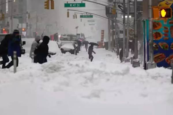 அமெரிக்காவில் கடும் பனிப்புயல் ; 6 லட்சம் வீடுகள் இருளில் | Power Outage In Over 6 Lakh Homes This The Reason அமெரிக்காவில் கடும் பனிப்புயல் ; 6 லட்சம் வீடுகள் இருளில் | Power Outage In Over 6 Lakh Homes This The Reason