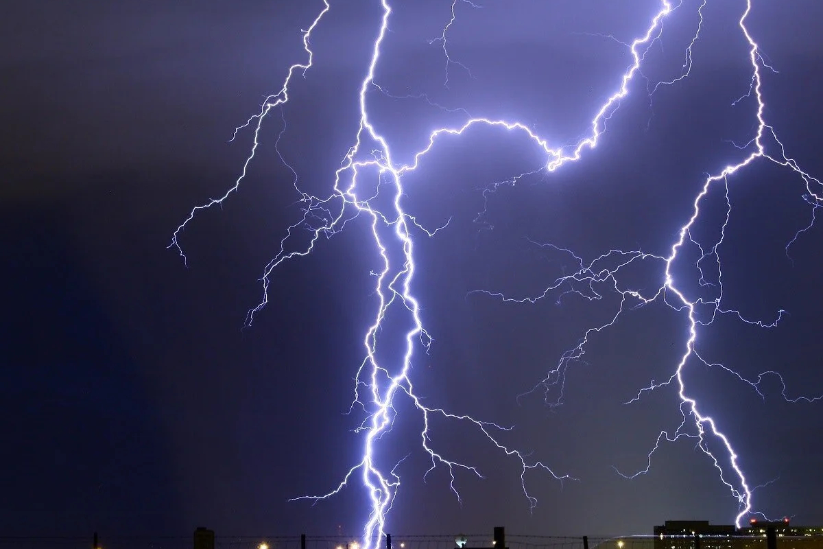 நான்கு மாவட்டங்களுக்கு மின்னல் அபாய சிவப்பு எச்சரிக்கை | Red Alert For Lightning Risk In Four Districts