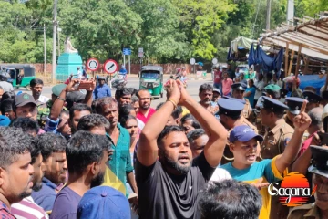 කඩ අයින් කරන්න ගිය නගර සභාව එක්ක පදික වෙළඳුන්ට මල පනී, තත්ත්වය පාලනය කරන්න පොලිස් ආමි ගෙන්නයි[PHOTOS]