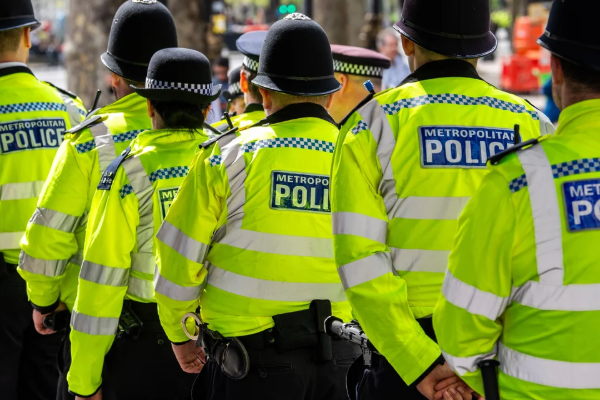 பிரான்ஸ் அதிகாரிகளால் தேடப்பட்டு வந்த இலங்கையர் பிரித்தானியாவில் கைது! | Sri Lankan Man Being Sought Arrested In Britain