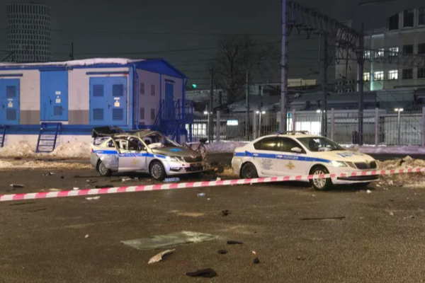 மொஸ்கோவில் பொலிஸார் வாகனம் அருகே வெடிகுண்டு தாக்குதல் | Bomb Explodes Near Police Vehicle In Moscow