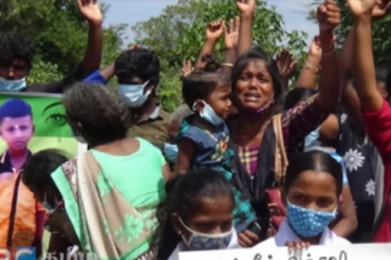 கிணற்றிலிருந்து சடலமாக மீட்கப்பட்ட சிறுவன்- சடலத்தை தாங்கியவாறு வீதியில் நின்று நீதிகோரிக் கதறிய உறவுகள்!