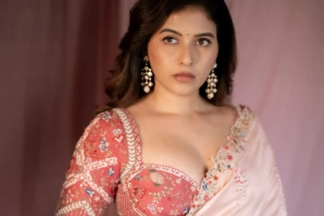 சேலையில் ஹாட் போஸ் கொடுத்த அஞ்சலி.. லேட்டஸ்ட் ஸ்டில்கள்