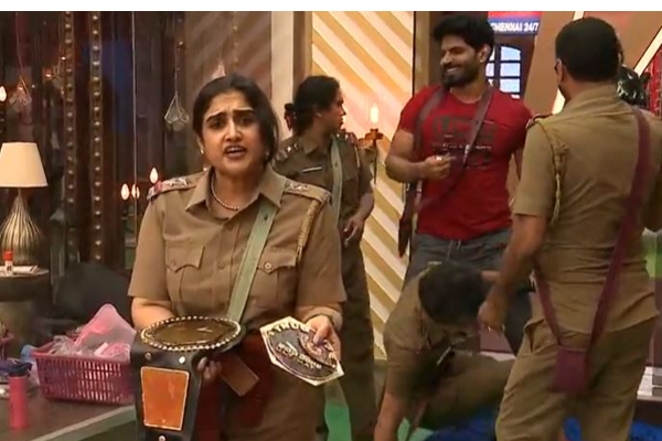 கதறிய வனிதா....அடித்து நொருக்கப்பட்ட பிக் பாஸ் வீட்டின் பொருட்கள்! எச்சரித்த பிக்பாஸ் | Monkey Entered Into Bigg Boss Ultimate Set Shocks