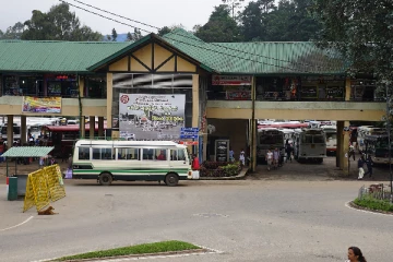 காதலி மீது சந்தேகம் - பேருந்திற்குள் நுழைந்து பொலிஸ் அதிகாரி மீது தாக்குதல்