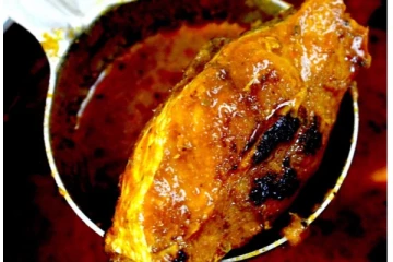 தமிழர்களின் சுவையை அப்படியே ஈர்க்கும்  வறுத்தரைச்ச மீன் குழம்பு!  ஊரே மனக்க எப்படி செய்ய வேண்டும் தெரியுமா?