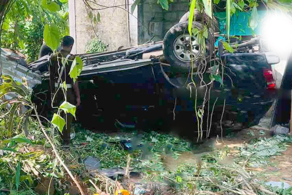 மது போதையால் கவிழ்ந்த வாகனம்; யுவதி உட்பட நால்வர் காயம் | Drunk Driving Accident4 Injured Including Woman