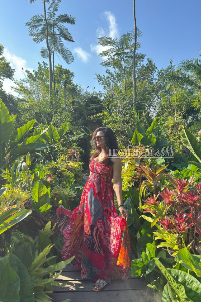 Photo album: கணவருடன் தனி தேசத்தில் வாழணும்.. குஷியில் ரம்யா பாண்டியன் போட்ட பதிவு | Ramya Pandian Shares Photos With Her Husband
