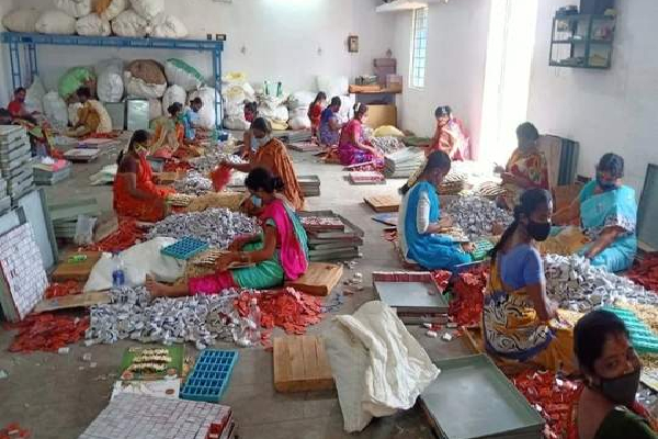 தீப்பெட்டி தொழிலுக்கு ஆபத்து : ஒரு லட்சத்திற்கும் மேற்பட்ட தொழிலாளர்களின் வேலைகள் ஆபத்தில் | Lighter Tax Reduction Endangers Matchbox Industry தீப்பெட்டி தொழிலுக்கு ஆபத்து : ஒரு லட்சத்திற்கும் மேற்பட்ட தொழிலாளர்களின் வேலைகள் ஆபத்தில் | Lighter Tax Reduction Endangers Matchbox Industry