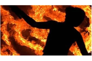 வேலைக்கு வராதே.. சொன்ன பெண் மீது பெட்ரோல் ஊற்றி கொளுத்திய நபர் - அடுத்து நடந்த அதிர்ச்சி சம்பவம்