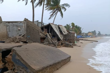 திருகோணமலையில் கடல் கடும் சீற்றம்; வீதிக்கு வரும் படகுகள்; மீனவர்கள் கவலை