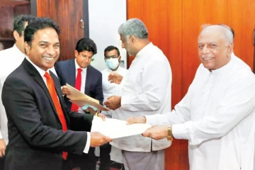 மகிந்தவின் கட்சியின் பொதுச் செயலாளரை தாக்க முயற்சித்த ராஜாங்க அமைச்சர்!