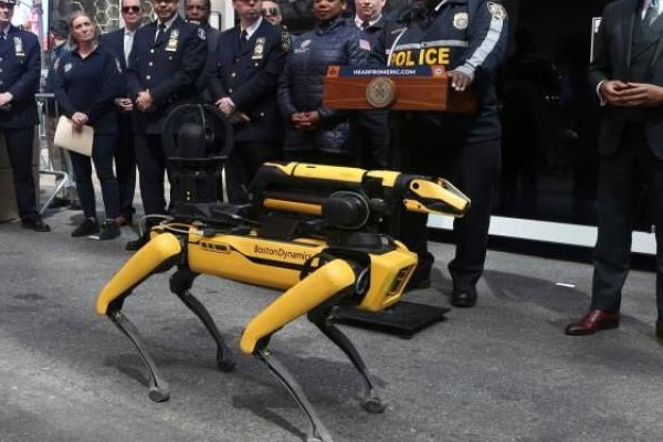 நியூயார்க் மக்களை காவல் காக்க களமிறங்கும் ரோபோ நாய் ! | A Robot Dog To Protect The People Of New York