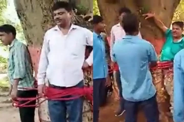 பெயிலாக்குவியா...பள்ளி சீருடையில் ஆசிரியர்களை மரத்தில் கட்டி வைத்து உதைத்த மாணவர்கள்