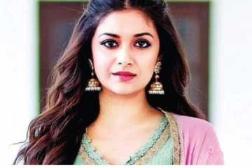 தனது நாய் குட்டியுடன் நடிகை கீர்த்தி சுரேஷ் எடுத்து போட்டோ - அதுவும் எப்படி தெரியுமா