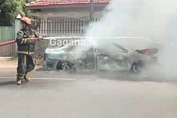 මහමඟදී නොසිතූ ලෙස ගිනිගෙන විනාශ වූ මෝටර් රථය..