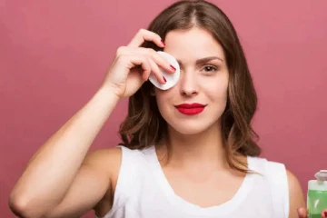 සමට හානියක් නොවන විදිහට මේකප් ඉවත් කරන්නේ මෙහෙමයි.