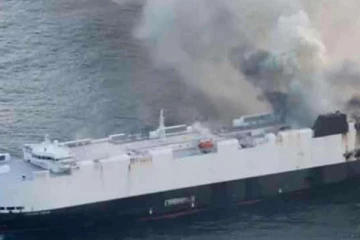 3,000 வாகனங்களுடன் தீப்பிடித்து எரிந்த கப்பல் ; நடுகடலில் நடந்த விபரீதம்