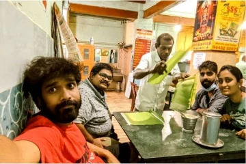 இலை போட்டு பரபரப்பாக சாப்பிட ஆரம்பிக்கும் பிரதீப்.. வாழ்த்தி வரும் இணையவாசிகள்!