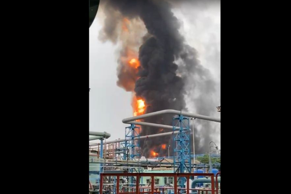 எண்ணை சுத்திகரிப்பு ஆலையத்தில் பயங்கர தீ..! கிராம மக்கள் அச்சம்..! | Visakapattinam Fire Oilfactory Fireservicearrive