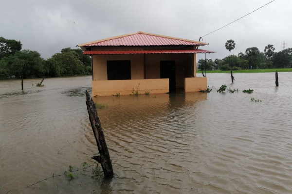 ஊடறுத்துப் பாயும் வெள்ளம் ; கிண்ணியா போக்குவரத்திற்கு தடை | Torrential Floods Kinniya Traffic Disrupted ஊடறுத்துப் பாயும் வெள்ளம் ; கிண்ணியா போக்குவரத்திற்கு தடை | Torrential Floods Kinniya Traffic Disrupted