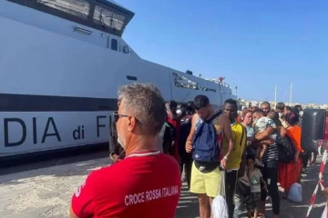 புலம்பெயர்வோருக்கு இடமளிக்க முடியாமல் போராடி வரும் இத்தாலி!