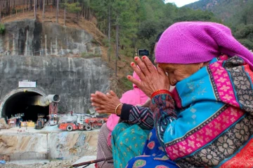 இன்னும் சில மணி நேரத்தில் மீட்கப்படவுள்ள தொழிலாளர்கள்: இனிப்பு, மாலைகளுடன் காத்திருக்கும் குடும்பத்தினர்